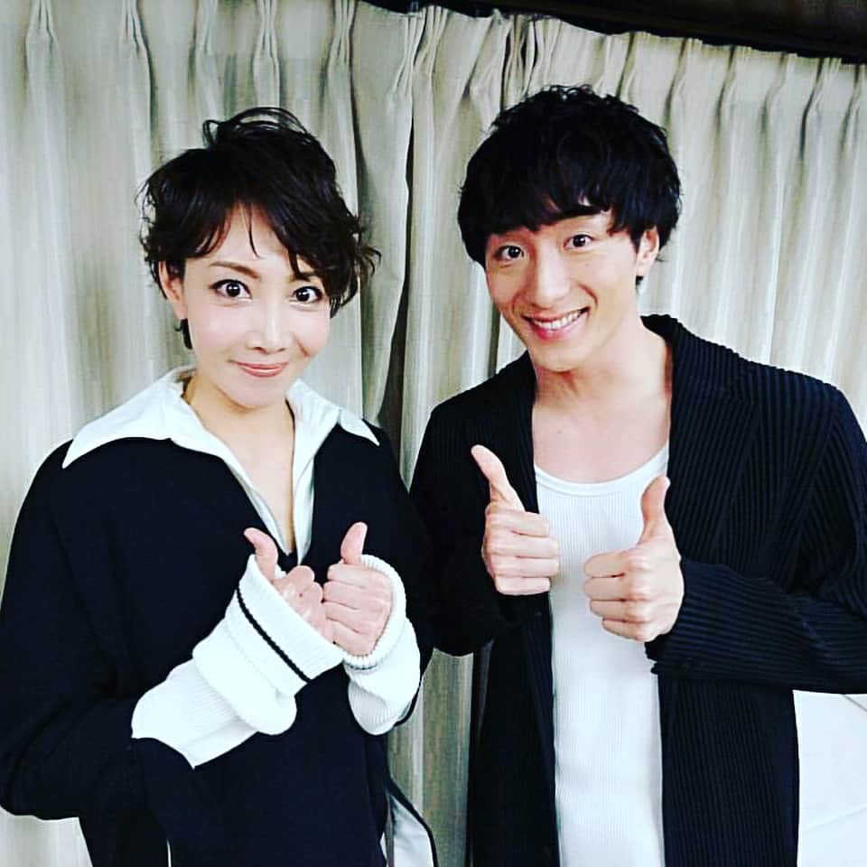 のインスタグラム：「昨日、無事にAAAのチャリティーイベント終えることができました✨ たくさんのお客様が温かく、ちえさんの歌に合わせて踊ることができて、本当に幸せでした。 これで困っている人たちの助けになるなら、こんなにステキなことはないと思うと共に早くこのイベントがなくなったらいいなと思う気持ちも。 このイベントに参加できたことが本当に有り難かったです！ そして、プクルも頑張ります✨ #AAA #柚希礼音 #大貫勇輔 #僕は何を探してるんだろう」