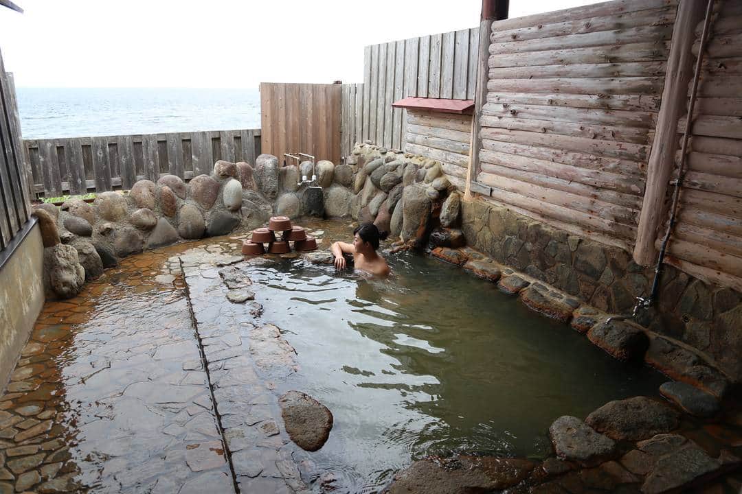 のインスタグラム：「静岡県東伊豆町にある 大川温泉「磯の湯」 ・ 男女別浴の天然温泉です お湯は少し色が付いていてトロトロで 海を眺めながらの入浴は 最高です🎵 ・ 受付の女性もとても優しくて 海のシーズン真っ最中でしたが 丁寧に対応してもらいました✨ ・ #onsen #japanesegirl #溫泉 #hotsprings #sexy #東北 #混浴温泉巡り #混浴 #ฮอตสปริงส์ #온천 #撮影 #温泉 #温泉巡り #温泉モデル #旅館 #露天風呂 #日本 #笑顔 #静岡県 #大川温泉 #磯の湯 #japanese #japan #smile #girls #lady #入浴 #裸 #nude #naked」