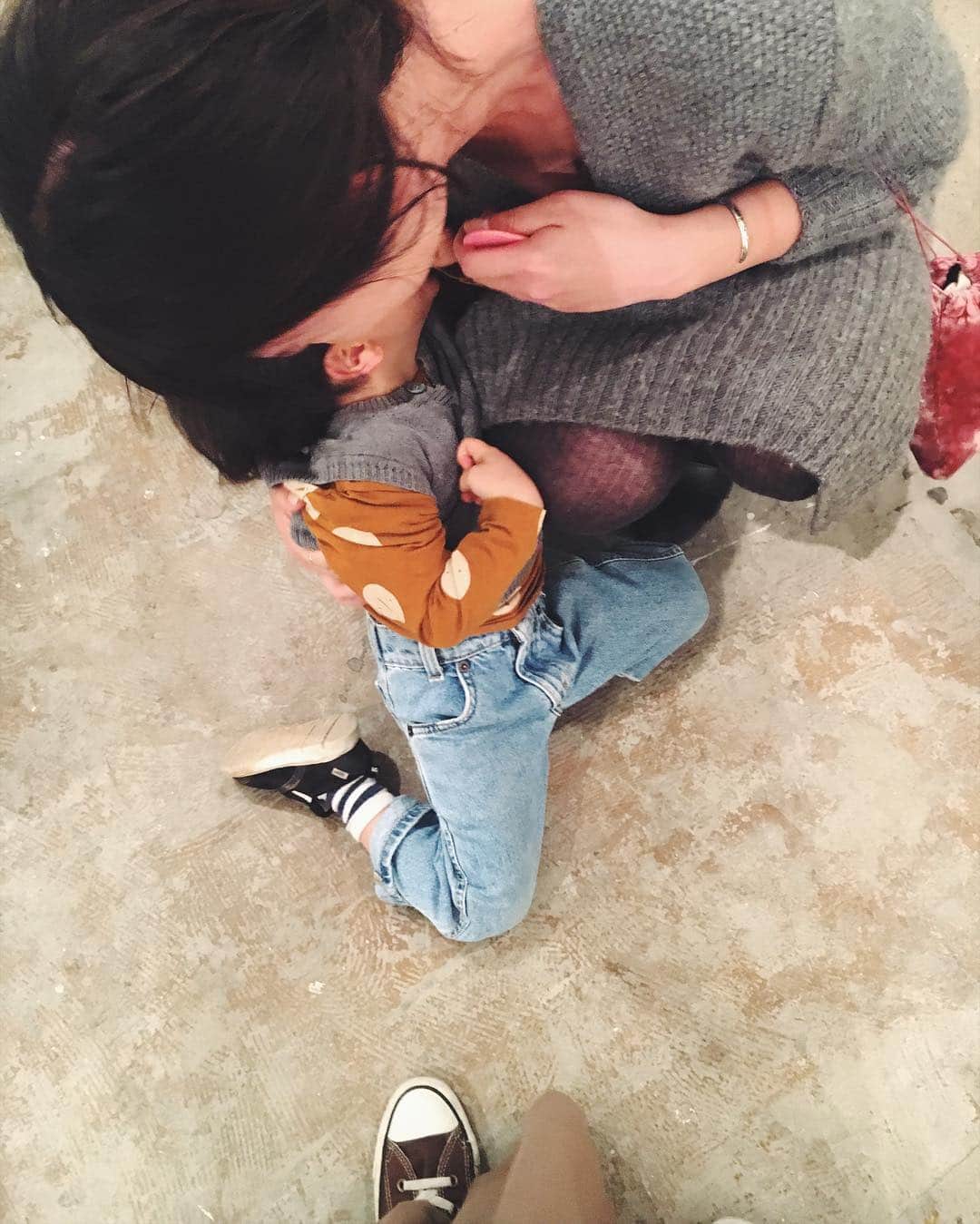 花盛友里のインスタグラム：「きれいなお姉さんたちに遊んでもらって非常に楽しそうな坊や。 暴れまくってごめんなさい。。 . @marion_vintage_ の一周年パーティにお邪魔しました。素敵空間すぎて心洗われた♡」