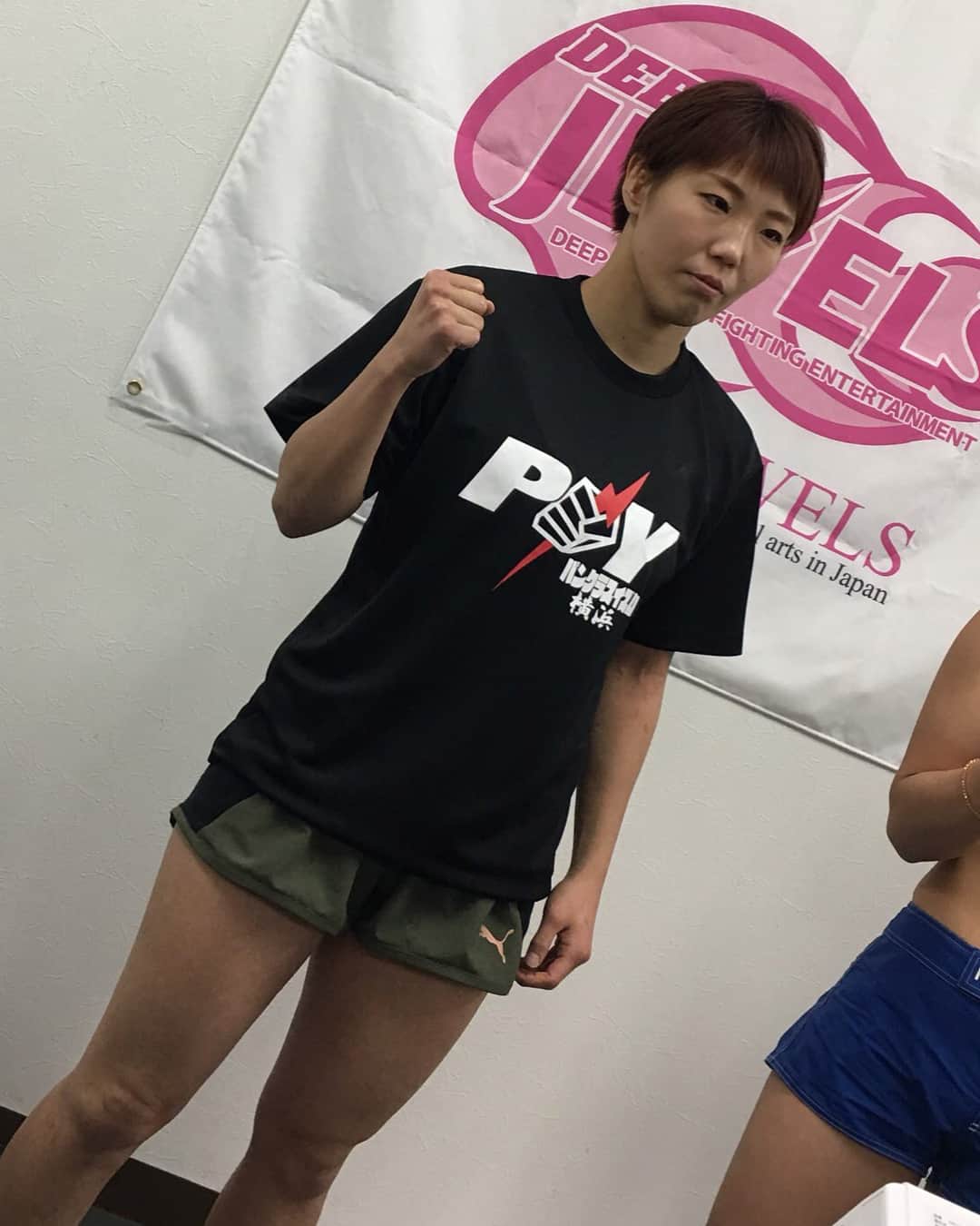 のインスタグラム：「12月3日は昼夜新宿face、パンクラスイズム横浜から、昼はdeepjewels18にSARAMI選手、夜はfightingnexus11に中村邦夫さんと阿部竜治さんが出場。 deepjewelsのメインイベントに登場のSARAMI選手の前日計量に同伴しました、1ポンドオーバーokだから当社比めちゃくちゃ余裕がありました、メイクするぐらい余裕がありました💄 ＰＩＹ"パンクラスイズム横浜"Tシャツの仕上がり素晴らしいですね👊🏽⚡️😽 さあ12月3日は新宿faceで僕と握手🤝 ※※※実際には気安く話しかけられるのが大嫌いです※※※ #パンクラスイズム横浜 #deepjewels #deepjewels18 #SARAMI #fightingnexus #ファイティングネクサス #中村邦夫 #阿部龍治 完全にそういえばですが、fightingnexusに出場予定だったパンクラスイズム横浜宇宙人さんは身体不具合の為欠場です。 ごめんなさい。  #宇宙人」