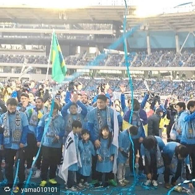 チョン・ソンリョンさんのインスタグラム写真 - (チョン・ソンリョンInstagram)「J리그 창단 첫☆우승🏆⚽️🇰🇷🇯🇵🇧🇷 初の1位ありがとうございます😀」12月2日 23時28分 - jung.sung.ryong