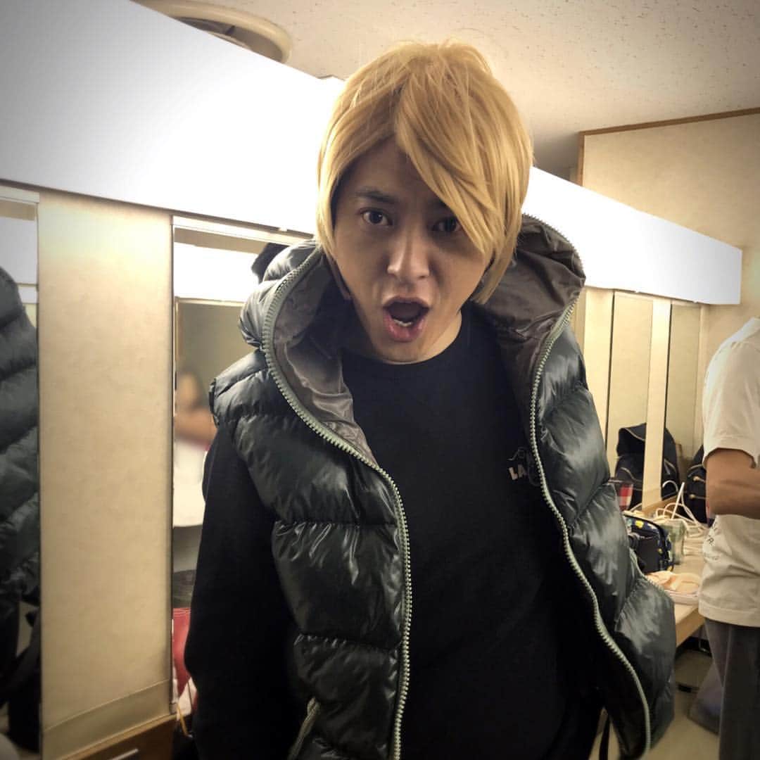 TBS「監獄のお姫さま」のインスタグラム：「アニーーー！！ いや、長谷川です！  #第7話で #伊勢谷友介 さんが #使用するカツラで遊ぶ #塚本高史 さん #なんだか #懐かしい #木更津キャッツアイ ？ #アニ #伊勢谷さんがなんでカツラをかぶってるかは #第7話をTVerで見てチェックしてね #第1話から第6話までのダイジェストはYouToubで配信中です！  https://m.youtube.com/watch?v=8NYlXCZYVRE」