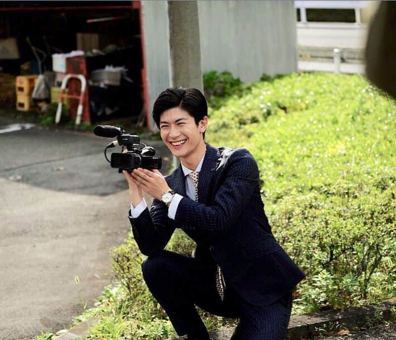 テレビ朝日「オトナ高校」のインスタグラム：「. 高橋優さんを撮り続ける英人座長🎥✨ . #オトナ高校 #テレビ朝日 #三浦春馬 #🍒 #高橋優 さん #出演シーンを #メイキング撮影中 #真剣モードの #twitter写真とは別カット #秋田弁でのお芝居に #笑顔笑顔笑顔 #そして隠し撮りに気付いて #構えたまま笑顔 #カメラに添える手まで優しい😂💓」