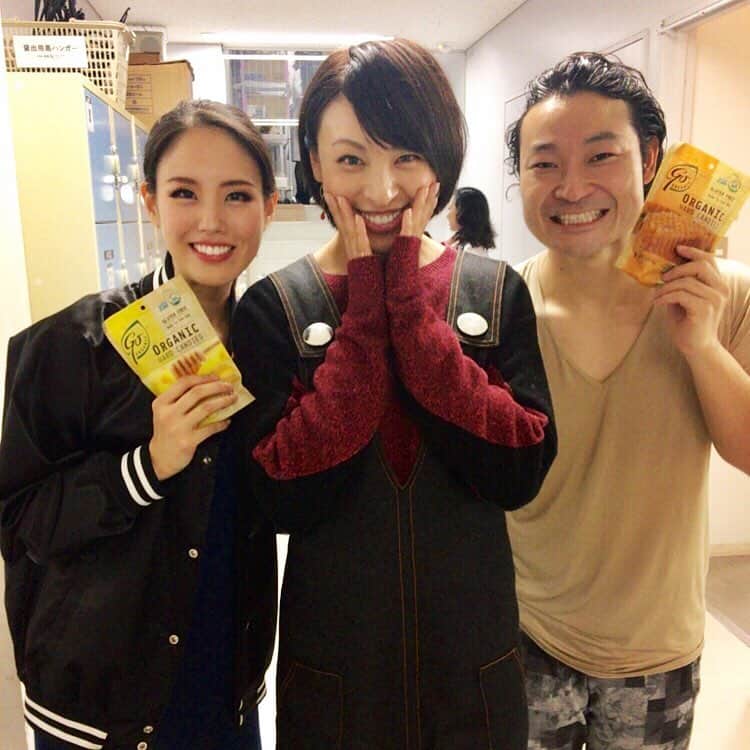 則松亜海のインスタグラム：「けいさんっ 来てくださりありがとうございましたっ‼︎ . ショートカットのけいさん、更に女っぽくなって素敵、、😍 . 公演も残すところあと5回。 止まる事なく、慣れる事なく、感謝をもって進み続けていきたいと思います。 あと5回でどこまでいけるだろうか。 毎日が挑戦です。 . スカーレットピンパーネル、どうぞ、お見逃しなく。 . #音月桂 さん #長尾哲平 さん #スカーレットピンパーネル」