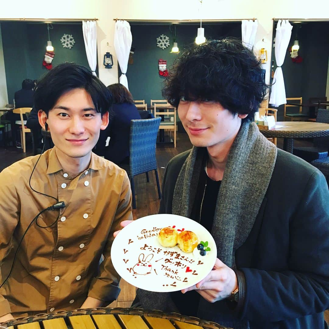 児玉一真のインスタグラム：「弟の働く八天堂のカフェリエへ遊びに行ってきました。しっかり働いていて安心しました。クリームパン美味しいよ。広島空港に行った際は是非🏋️‍♀️ #goodbyeholiday #八天堂 #クリームパン」