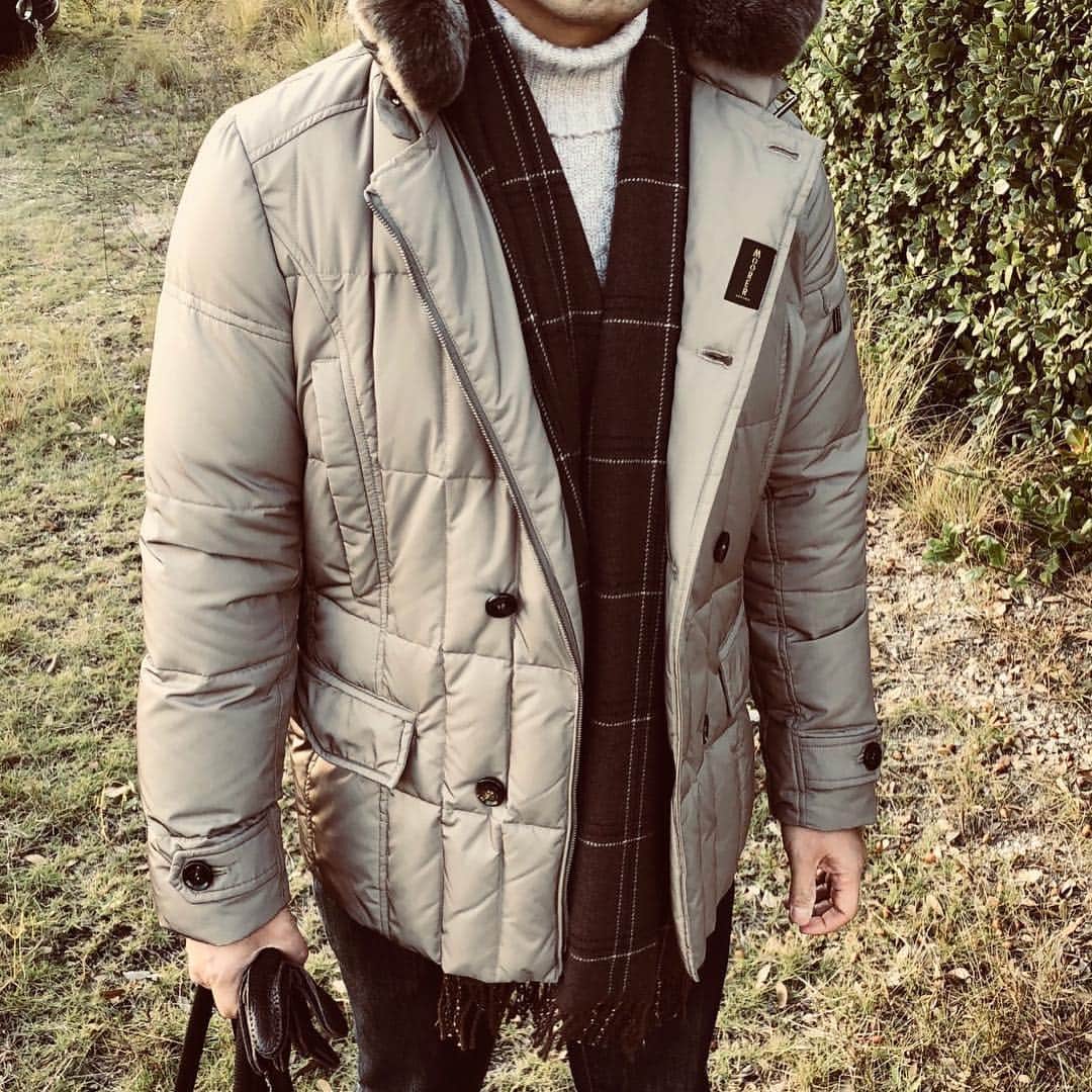 のインスタグラム：「こんばんは🌆 今日は寒かったですね🍁 予定が立て込みバタバタしておりましたが、今日はゆっくり過ごせました😆 上着は野外で過ごす時間が長かったのでダウンを👍 ぼちぼちとセールが始まってますが、皆さんお買い物計画は万全ですか？僕は🙊🙈少し逝ってしまいました🙉 皆さんステキな週末を✨ ****************************** Down Jacket #moorer  Knit #drumohr  Scarf #johnstons #johnstonsofelgin  Gloves #dents #peccary  Bag #unitedarrows #sovereign  Pants #jacobcohen  Shoes #jmweston #jmweston641 ***************************** #mensfashion #menslook #ootd #menswear #mensshoes #outfit #mensstyle #fashion #coordinate #instafashion #dapper #menscasual #今日の服 #今日のコーデ #足元倶楽部」