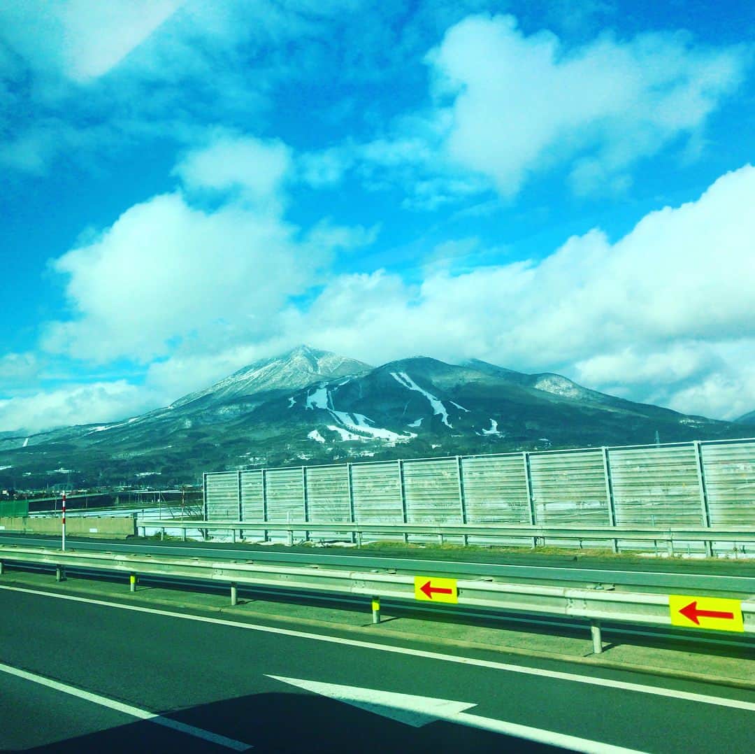hinacoのインスタグラム：「磐梯山はうっすら雪化粧。 明日は会津若松でhinacoクリスマスチャリティーライブ。 チャリティーオークションもありますよ◎ #会津 #磐梯山 #hinaco #チャリティーライブ #12月3日 #ルネッサンス中の島 #17時半スタート」