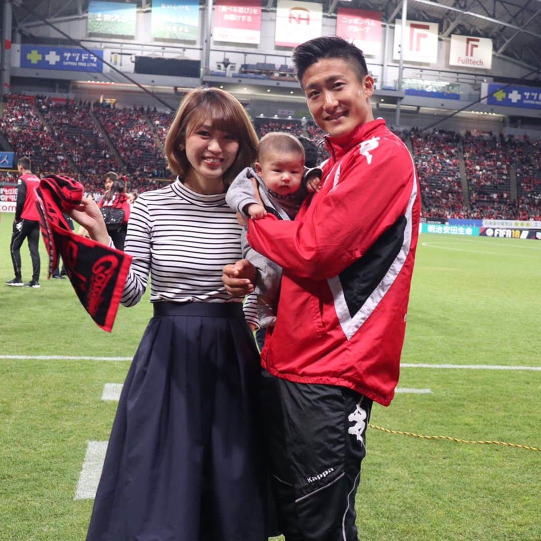 都倉賢のインスタグラム：「皆さん1年間本当にお疲れ様でした🙏 皆んなで力を合わせて目標である『J1残留』を掴み取ることが出来ました㊗️🎊🎉 我が子も生まれて色々と変化や挑戦が今年のテーマでしたが本当に刺激的な1年を過ごす事が出来ました。 そんな中どんな時でも支えてくれた妻に感謝の気持ちでいっぱいです🙏本当にありがとう😊」