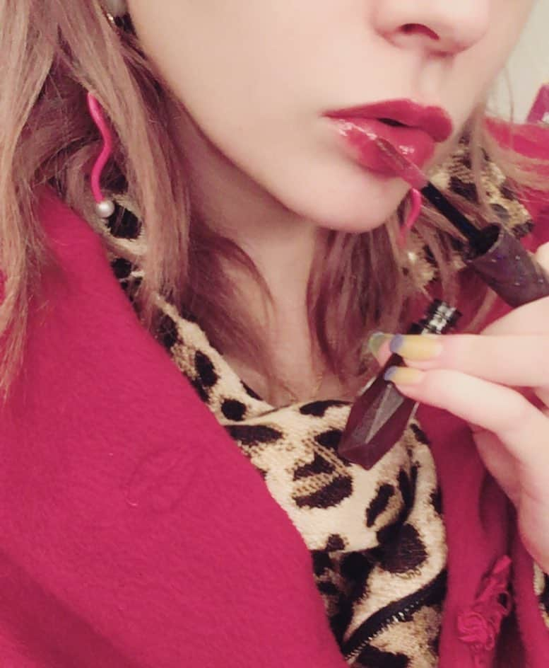 瑛茉ジャスミンさんのインスタグラム写真 - (瑛茉ジャスミンInstagram)「美容液が入ったグロス💋💋💋えまは赤い口紅の上からつけてちょっとくすませるねがお気に入り💓 たっぷりうるおって乾燥が気になる季節も大丈夫🦄💜 #kissコスメ #kissでしかけろ #秋色グロス #美容液グロス」12月2日 21時10分 - emmajasmine12345_x