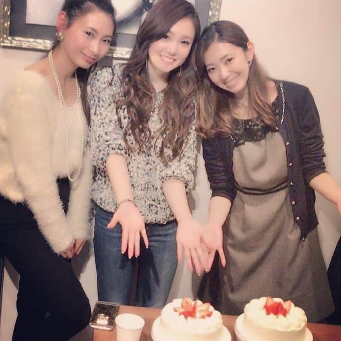 杉山由紀子のインスタグラム：「🎂デコレーションケーキ🎂 * こんなちゃんとデコレーションしたのは初めて✨ * やっぱり見た目って大事!!!!!! * ケーキのデコレーションは性格でるって先生いってたけどわかった気がしますw * 今年のクリスマスケーキはつくろ♥️ * * #クリスマス #ケーキ #手作り #デコレーション #デコ #生クリーム #いちご #黄金の組み合わせ #スイーツ #sweets #cake #instafollow #tagforlikes #love #instagood #tbt #followme #japan #tokyo #girl」