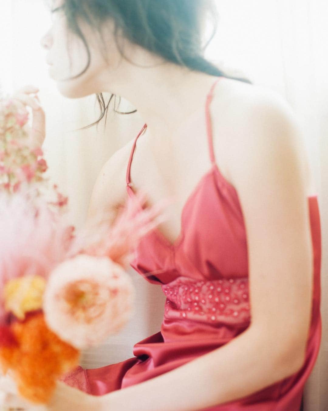 花盛友里のインスタグラム：「Good morning on a cloudy Sunday ! . . Shooting for @amosstyle_by_triumph @ellegirl_jp」