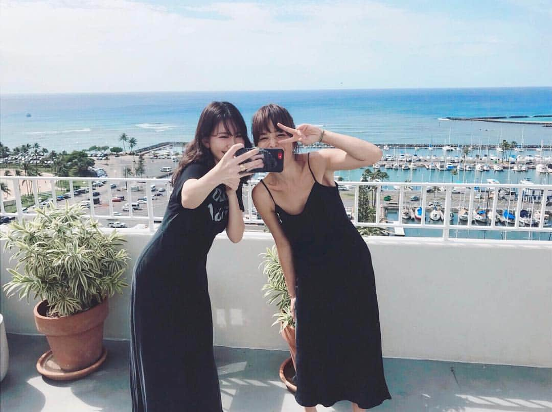 小嶋陽菜さんのインスタグラム写真 - (小嶋陽菜Instagram)「ハワイでね、、梨花さんと対談させていただきました💞 harunakojima is では色々なことをしてみたい！って思っていたけど、、 まさかまさか梨花さんと対談できるなんて😳  大先輩だから、段階や環境はちがうけど、同じ考えだ！うれしい！って感じることもあれば、 全く真逆でおもしろい！って感じることもあって、お話聞けてすごく嬉しかった！ 私、同じ境遇の人ってひとりもいなくて、、もちろん、梨花さんもちがうんだけどね、 ここまで、悩むこと、ぶち当たる壁、がリアルに同じ方とお話させていただくのは初めてだったの！ なんか色々と一致したの。 ここでみんなに伝えるための言葉にはしないんだけど、、笑 自分の中で妙に納得することがたくさんあったの！！ ってぜんぜん伝らないよね笑  これからの私の人生、色々と考えたときに、梨花さんのあの言葉を思い出すんだろうなーって貴重な言葉、お話たくさんしていただきました。  梨花さんってほんとにチャーミングな方で、たくさんの女の子に愛されている理由、モデルとして第一線でずっと活躍されている理由、が2時間の対談のなかでも溢れていた！  harunakojima is で近日公開されますので、お楽しみに！❤️」12月3日 0時05分 - nyanchan22