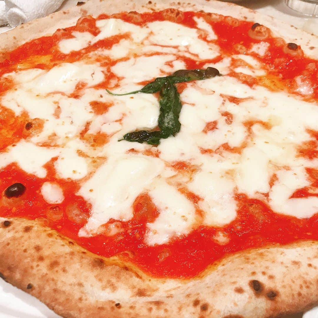 宇内梨沙さんのインスタグラム写真 - (宇内梨沙Instagram)「イタリアの ナポリに本店がある 「ダ・ミケーレ」 の恵比寿店に行きました♫ 予約した人たちで 列を作るという人気店。  華金ならぬ華土なので 白ワインを🍷すぐ酔うのに。  定番のマルゲリータ！ 本格派ピザ…いやピッツア… チーズたっぷり トマトの酸味がちょうど良い オリーブオイルしたたる  イタリアでは 「ナポリを見てから死ね」 と言うようにいつか本店いきたいと思います。  そして街がクリスマス🎄 笑顔で溢れかえっていて 自然と幸せな気持ちになります。 イベントの力ってすごいなぁ✨  もう師走🏃 ステキな年末を✨  #ダミケーレ #damichele #酔っ払い失礼 #今日は10km走りました #ホノルルマラソン #まであと1週間」12月3日 1時49分 - risaunai