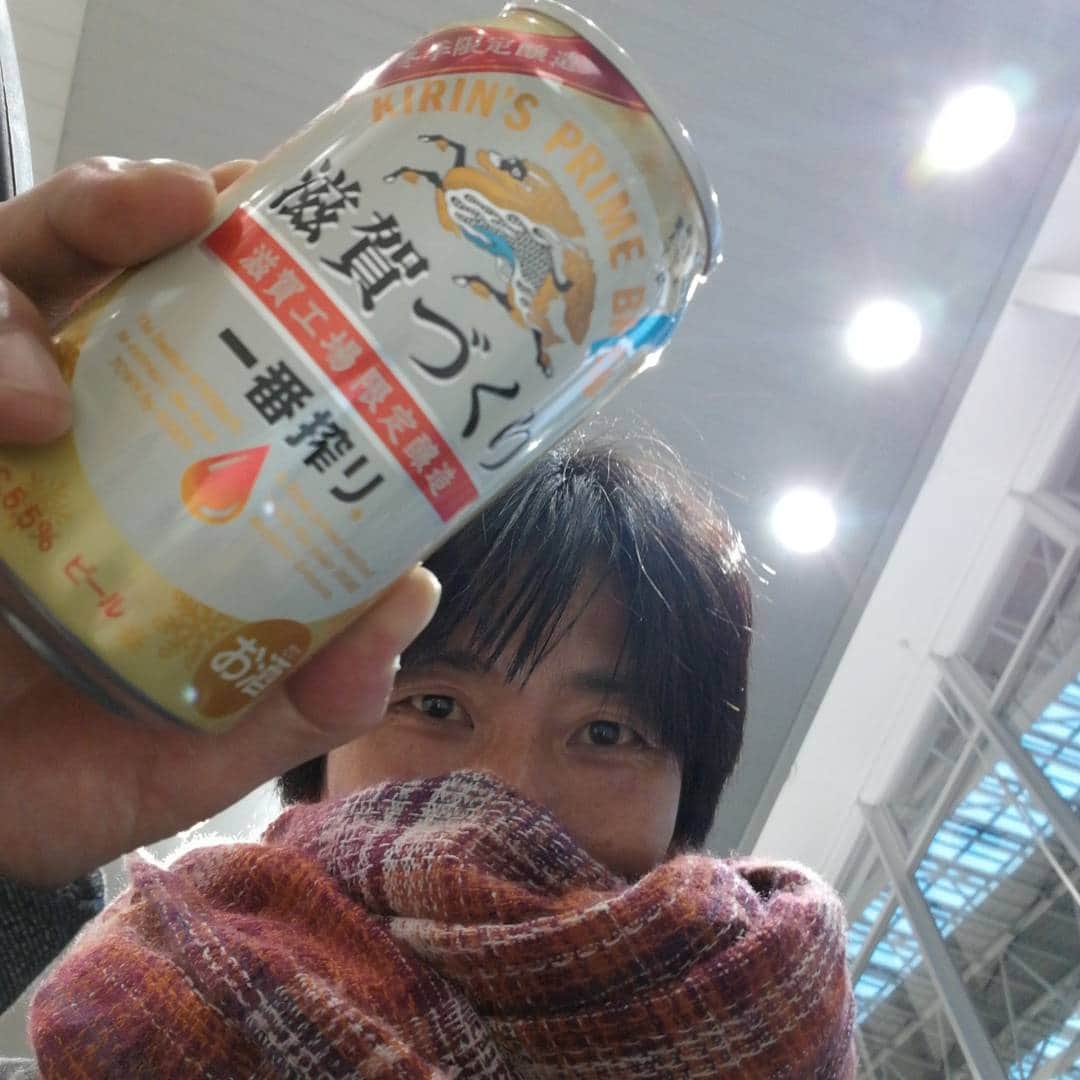 岡田達也のインスタグラム：「琵琶湖、行ったこと無いんですよね。 その代わりに…… こいつを飲み干して滋賀を満喫します。  #キリン一番搾り  #滋賀づくり #岡田達也」