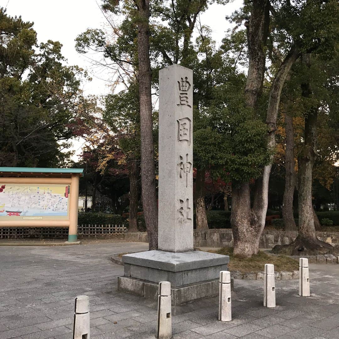 ノブ さんのインスタグラム写真 - (ノブ Instagram)「今日は名古屋にコントライブできてます。 河本さんと豊臣秀吉の豊国神社に来ました。  #今年のお礼 #隣には加藤清正のお寺 #ここは #秀吉清正公園 #一緒にしちゃった #アベンジャーズ感 #麻婆豆腐ラーメン感 #ダイアン西澤が出前で食うやつ #効果絶大のはず」12月3日 17時31分 - noboomanzaishi