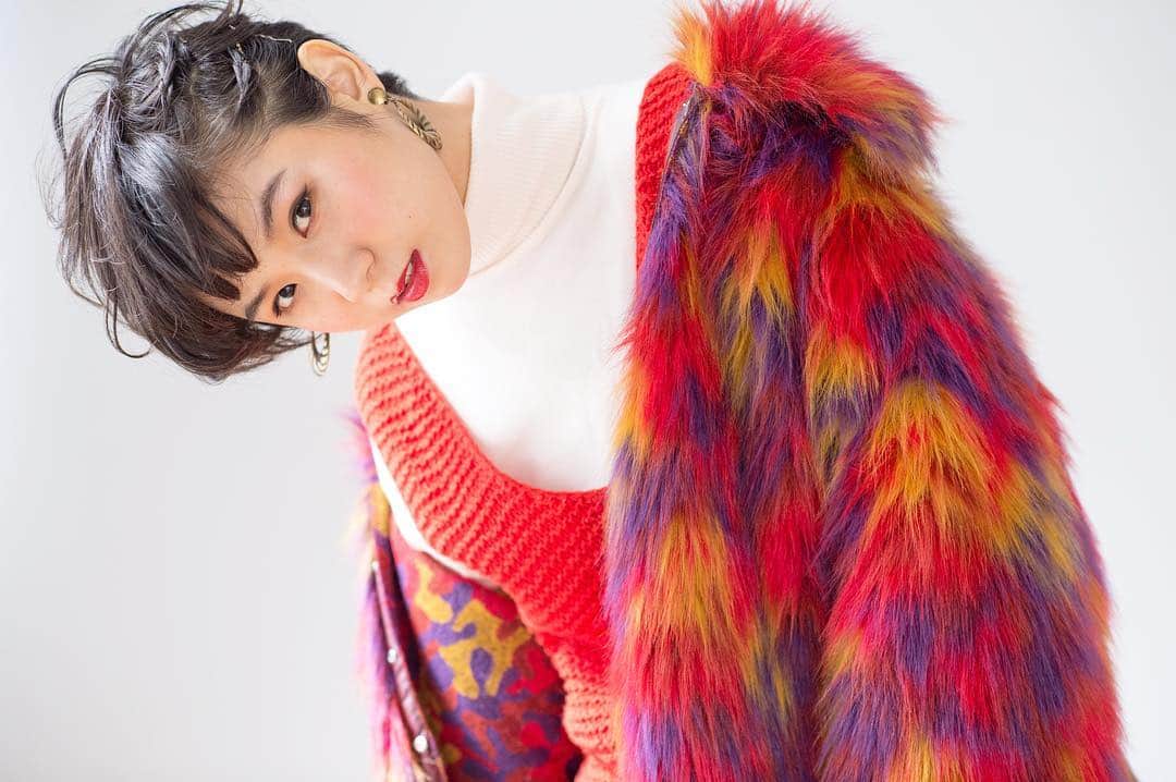 のインスタグラム：「撮影データの3パターン目！ もう光永がどっかいったよー！！🎒⛑👠 . カメラ：#藤井マルセル ヘアメイク：#小池ちひろ アクセサリー：#八木美莉子 スタイリスト：#光永 (#ファージャケット：#CHUBBYGANG／#ニットワンピ：#AMIW／#ニットベスト：#UNITEDARROWS／#デニムパンツ：#AZULbymoussy／#シューズ：#KOREA) ※全て光永の私物 . #作品撮り #撮影データ #code #黒髪ショート #boysh #ボーイッシュ  #instagood #fashion #コーディネート #coordinate #光永とスーパーカメラマン」