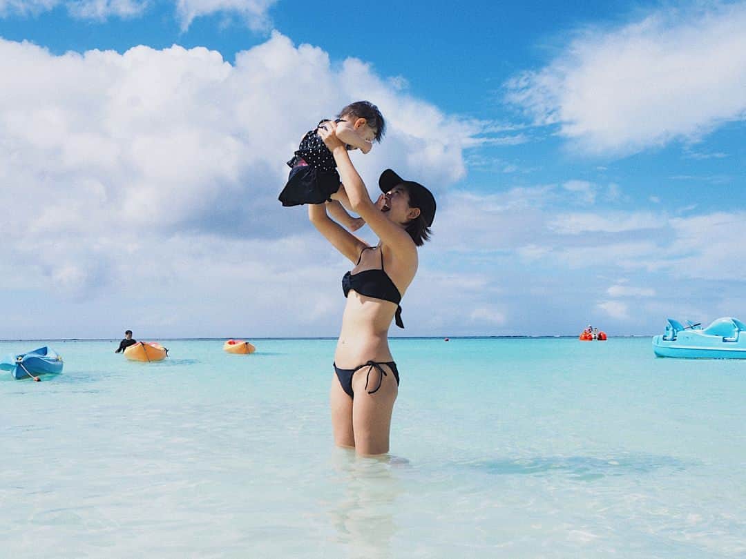 猪鼻ちひろのインスタグラム：「あれ？わたし、産んだかな？ ❤️ 💛 💚 💙 💜 ❤️ 💛 💚 💙 💜 #天使 #ベイビー#本物の #エンジェル  #子連れ旅行 #初体験 #胸キュンおばさん #日々 #加速中 #日焼けの速さも物凄い #青柳文子 氏#真っ白 #ちひろトリップ #ちひろtripグアム #👶🏻#👼#👦🏽#🇬🇺#🏊‍♀️#⛱」