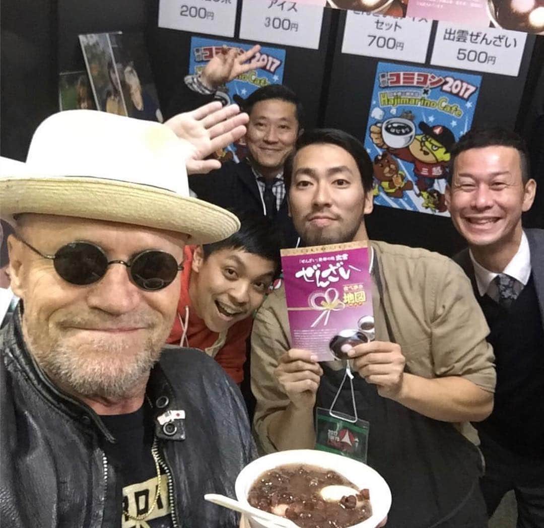 Tokyo Comic Con Tokyo Comic Con Official Account!のインスタグラム：「@michael_rooker さんのInstagramより写真をリポストいたします🙏🏽 ファンの方々やブースの出展者さんたちとセルフィーを撮ったり、マイケルさんも東京コミコンをたのしんでいるようです💕 もしかしたら今日もスペシャルゲストの方がブースにお散歩に出かけるかも！？😆 スペシャルゲストの皆さんの最新情報もこのアカウントから発信♪ . (📸 @michael_rooker )」