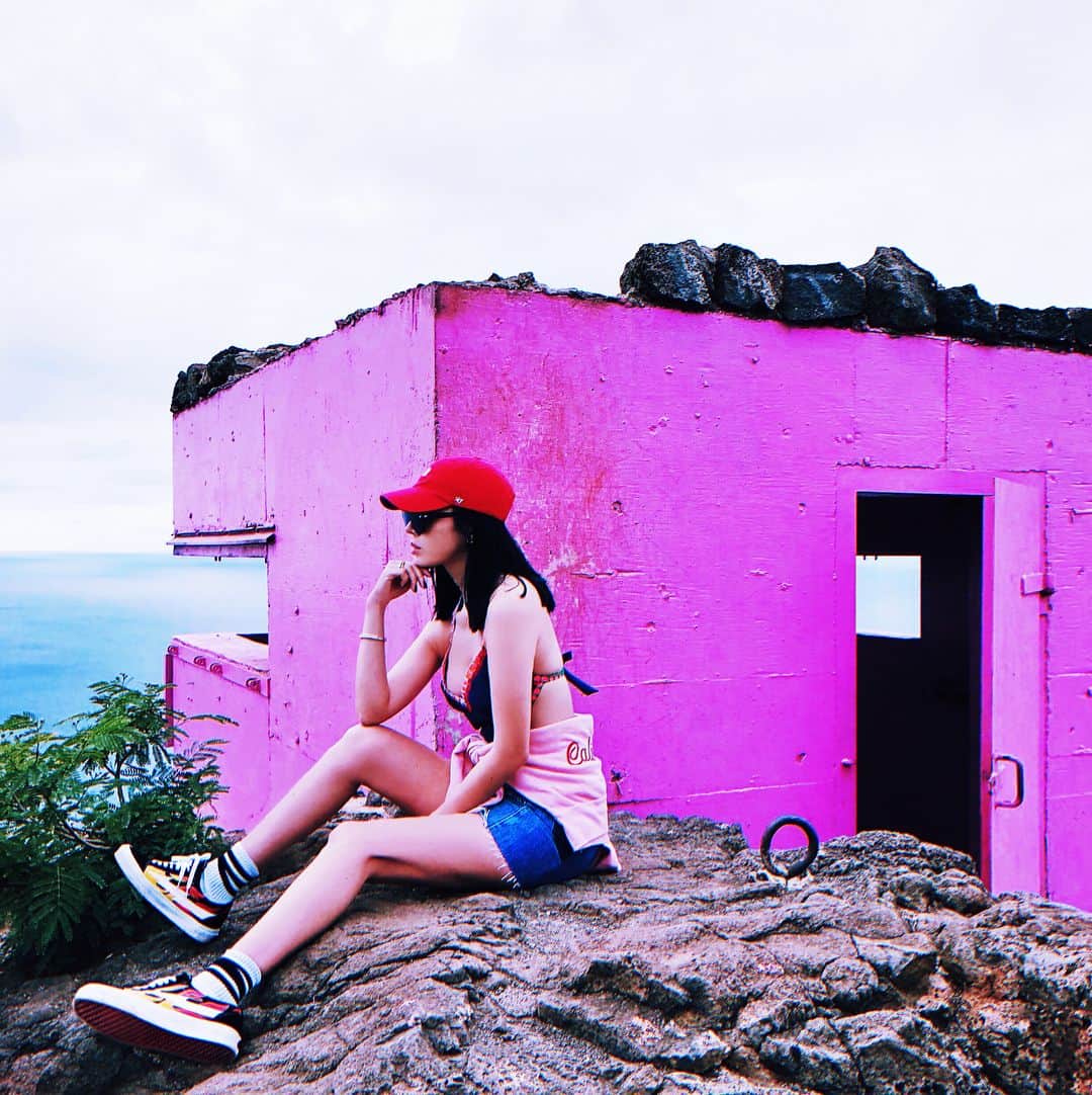 megbabyさんのインスタグラム写真 - (megbabyInstagram)「トレーニングのためにPINK目指して登山💘⛰🏃‍♀️足はガクブルだけど達成感✨😂🙌🏾#hawaii #pinkpillbox #往復2時間#汗だく」12月3日 11時22分 - _megbaby_