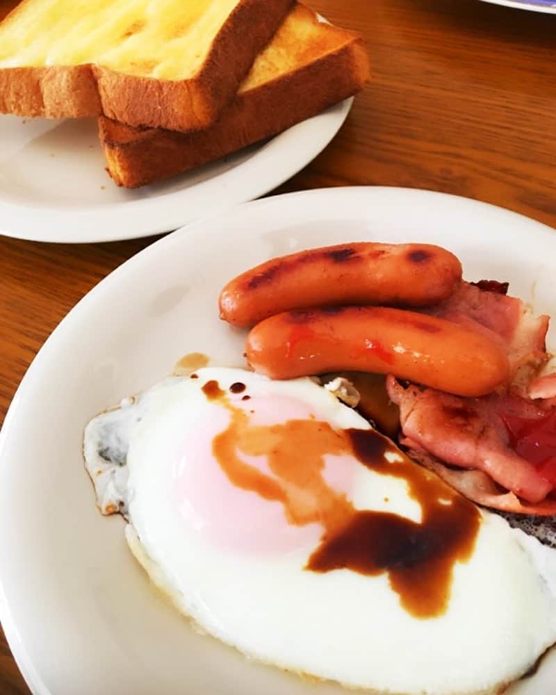のインスタグラム：「#breakfast  にしては遅いけど(๑˙❥˙๑)  #日曜の朝 はだいたいこんな感じ #産後ダイエット 昨日はトータル70回のスクワット 一気にはできないから30.25.10.5って少なくしていくのが私流  回数はなんでもいいけど自分がきっつーと思ってからプラス1回か2回ほど頑張る感じでやってます💪」