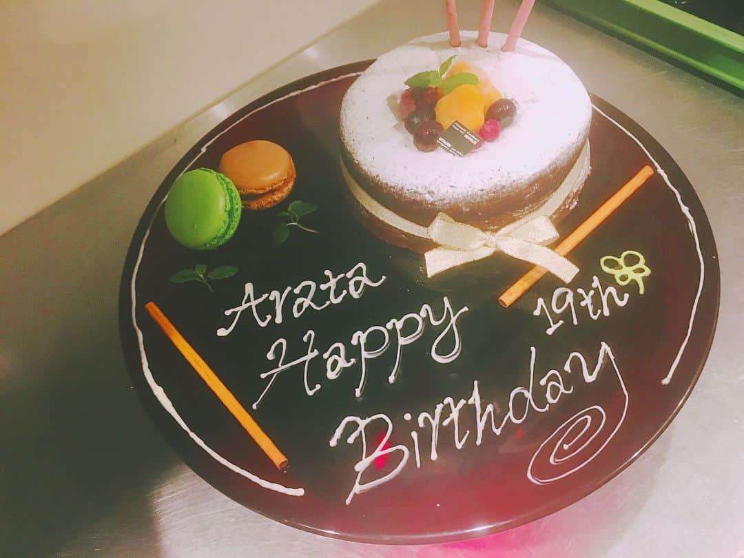 友野楓さんのインスタグラム写真 - (友野楓Instagram)「・ あらた Happy Birthday. 🎂✨ 無事サプライズ成功しました〜〜😳✌🏻 がぶりにヘルプってなっておいでんに戻ってくるか 心配だったけどなんとかクリア🍀。 逆にヘルプでありがたかったかも😌笑笑 ・ 4月からおいでんに入ったけど今でわ1番 しっかりしてて頼れる存在かな〜☺️✌🏻✌🏻✌🏻 仕事覚えが早くて自分で判断して行動できる 初めてのバイトとわ思えんわ😢 2個下にわ見えんし、てか19て若いな😥😥笑笑 ・ 最近おいでんめんで遊ぶことが増えて最高に幸せ！ おいでんめんのカラオケが1番楽しいwww やっぱりバイトわ人間関係が大切で☺️❤️。 楽しくなくちゃ居心地悪いと続かないもんねッ ・ 人の誕生日覚えるのわ得意な方で仲いい人ほど 盛大にサプライズしたくなるんです🤥❤️ みんなの喜ぶ顔見るのが幸せ。🍀✨ 反応いいとサプライズしがいがあるもんね〜😍！ ・ 全員にケーキ食べさせたらみんなボロボロに 落としまくって服汚れまくった🤤笑笑 あんなデカイの一口じゃ無理ですわ😥。 そしてまともな写真がないww このふざけてる自由さがたまんなくすき！ ・ 改めて誕生日おめでとおッッ😌❤️ 学校でもバイトでもよろしくね😋✌🏻✨ 協力してくれたみなさまありがとお〜😳！！ あらただいすき！おいでんみんな愛してる！❤️❤️ ・ #arata #birthday #surprise #19th #ハプニングわつきもの #もえたんありがと #三河赤鶏おいでん #年末 #週末  #上がり際のテンションの高さ #最高かて #動画のかつま #最後まで見て #笑笑 #あらただいすき #おいでんめん愛してる  #みんな協力ありがとお #おめでとお #1203」12月3日 11時59分 - ked.o27