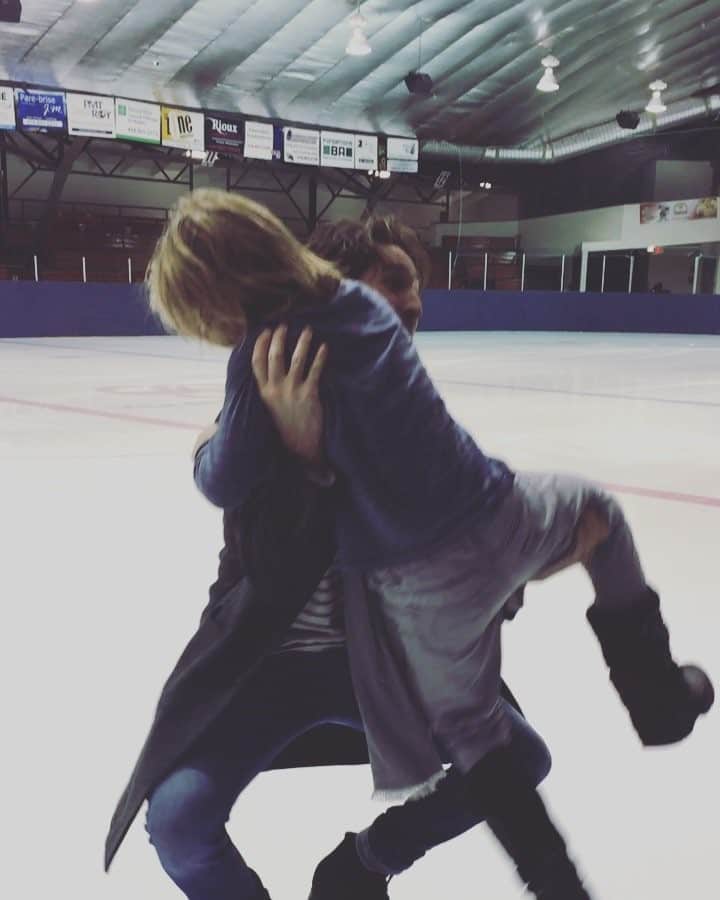 シャルリ・ビロドーのインスタグラム：「Mon petit frère,  future patineuse artistique! La grâce à son plus haut niveau  #lilbro  #RoadToImNotShureWhat」
