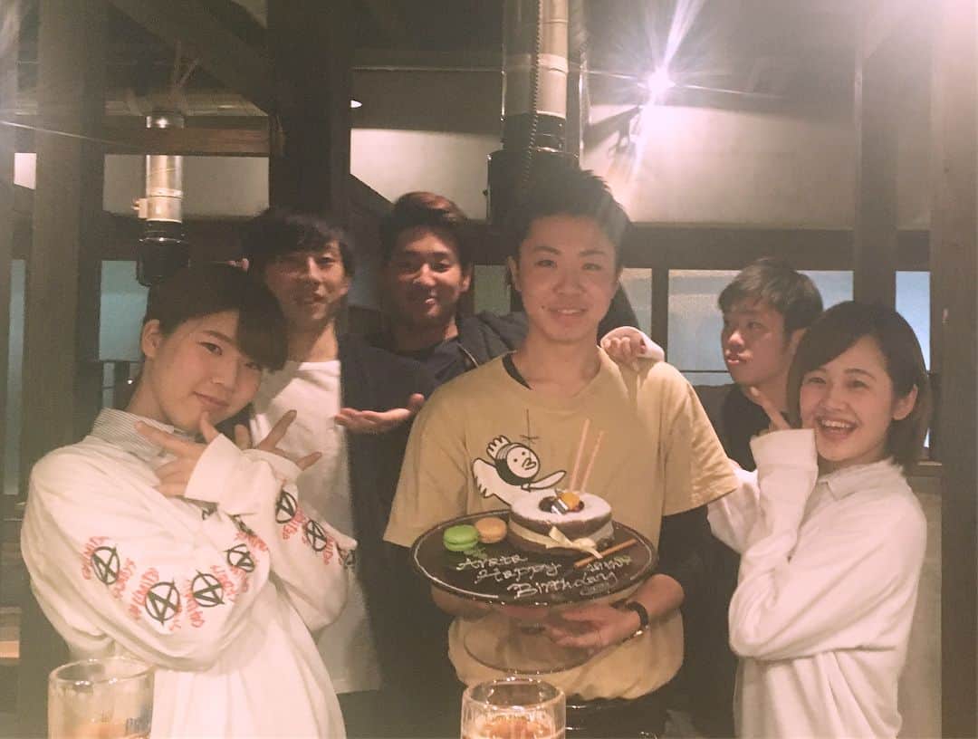 友野楓のインスタグラム：「・ あらた Happy Birthday. 🎂✨ 無事サプライズ成功しました〜〜😳✌🏻 がぶりにヘルプってなっておいでんに戻ってくるか 心配だったけどなんとかクリア🍀。 逆にヘルプでありがたかったかも😌笑笑 ・ 4月からおいでんに入ったけど今でわ1番 しっかりしてて頼れる存在かな〜☺️✌🏻✌🏻✌🏻 仕事覚えが早くて自分で判断して行動できる 初めてのバイトとわ思えんわ😢 2個下にわ見えんし、てか19て若いな😥😥笑笑 ・ 最近おいでんめんで遊ぶことが増えて最高に幸せ！ おいでんめんのカラオケが1番楽しいwww やっぱりバイトわ人間関係が大切で☺️❤️。 楽しくなくちゃ居心地悪いと続かないもんねッ ・ 人の誕生日覚えるのわ得意な方で仲いい人ほど 盛大にサプライズしたくなるんです🤥❤️ みんなの喜ぶ顔見るのが幸せ。🍀✨ 反応いいとサプライズしがいがあるもんね〜😍！ ・ 全員にケーキ食べさせたらみんなボロボロに 落としまくって服汚れまくった🤤笑笑 あんなデカイの一口じゃ無理ですわ😥。 そしてまともな写真がないww このふざけてる自由さがたまんなくすき！ ・ 改めて誕生日おめでとおッッ😌❤️ 学校でもバイトでもよろしくね😋✌🏻✨ 協力してくれたみなさまありがとお〜😳！！ あらただいすき！おいでんみんな愛してる！❤️❤️ ・ #arata #birthday #surprise #19th #ハプニングわつきもの #もえたんありがと #三河赤鶏おいでん #年末 #週末  #上がり際のテンションの高さ #最高かて #動画のかつま #最後まで見て #笑笑 #あらただいすき #おいでんめん愛してる  #みんな協力ありがとお #おめでとお #1203」