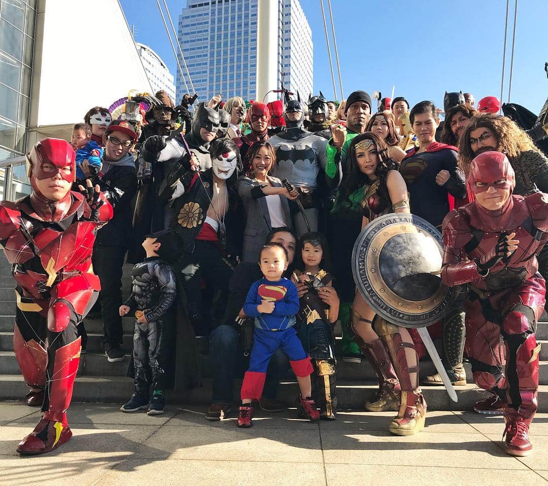 Tokyo Comic Con Tokyo Comic Con Official Account!のインスタグラム：「@karenfukuhara さんがコスプレ撮影会に登場！ 撮影をしているみなさんと一緒にパチリ📸」