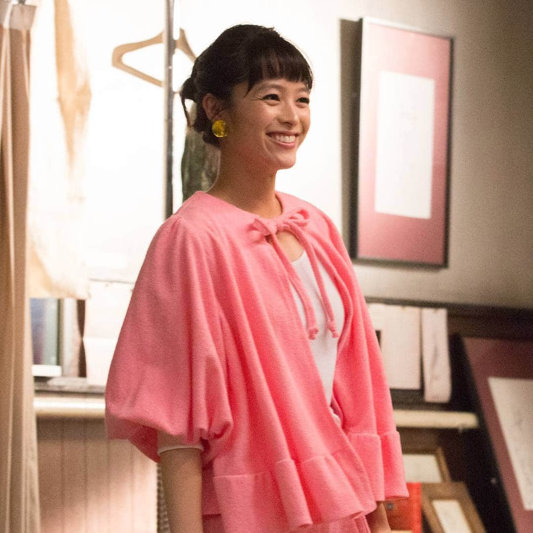 テレビ朝日「トットちゃん！」さんのインスタグラム写真 - (テレビ朝日「トットちゃん！」Instagram)「ごきげんよう😊☀明日からまた #トットちゃん！スマイルで癒されてくださいませ～☺☺ #帯ドラマ劇場  #お昼12時30分から  #月曜から金曜毎日放送中  #清野菜名 #黒柳徹子  #福山雅治」12月3日 12時54分 - totto_tvasahi