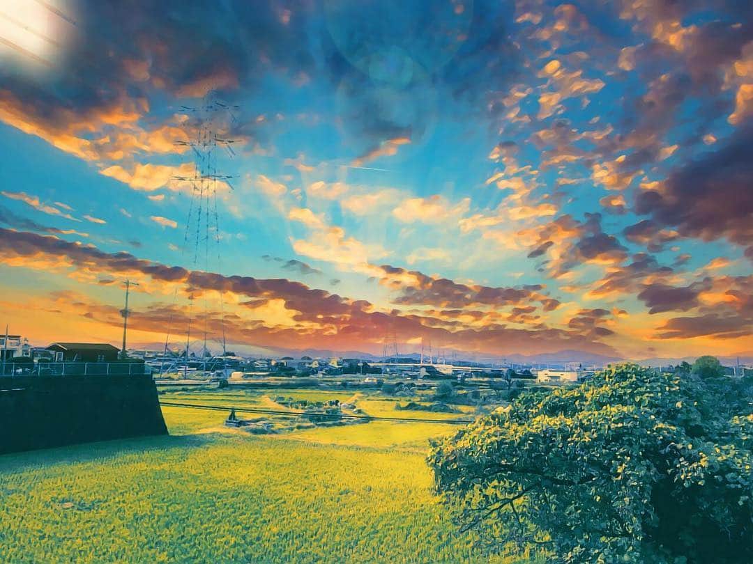 DJ MaRiaのインスタグラム：「今住んでる近くの景色🌿🌾🍀 最近は紅葉もとてもきれいですよ🍁  #トトロの世界 #ねこバス来そう #畑 #田んぼ #景色 #空 #田舎生活」