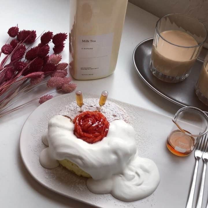 藤川沙弥のインスタグラム：「ここのパンケーキ🥞 ふわっふわんっ🤤💕 卵の味が強めで 超美味しかった🍳❤️ スポイトでシロップを かけるスタイル🤓🍯 . . . #trip#travel#love#korea#seoul #sweets#pancakes#caferapture #韓国旅行#韓国#韓国カフェ#カフェ #カフェ巡り#韓国カフェ巡り #女子旅#韓国女子旅#景福宮 #한국#한국여행#셀카#여행스타그램 #카페#카페스타그램#경복궁역 #saya_korea#sayapi_travel」