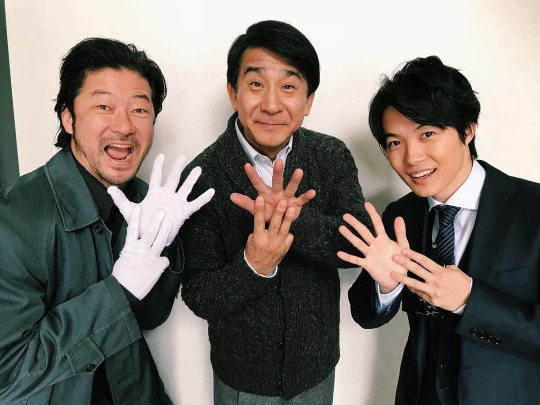 フジテレビ「刑事ゆがみ」のインスタグラム：「‪. 第8話にゲスト出演頂いた小林隆さんと弓神&羽生刑事で『8』😁‼️‬ ‪8話の8🤙🏻まだ8話をご覧になっていない方は是非ご覧下さい〜✨✨‬ ‪小林隆さん、ゲスト出演ありがとうございましたっ😊🎶‬ . ‪#刑事ゆがみ #浅野忠信 #神木隆之介 #第8話ゲスト #小林隆‬ #次回は12月7日放送」