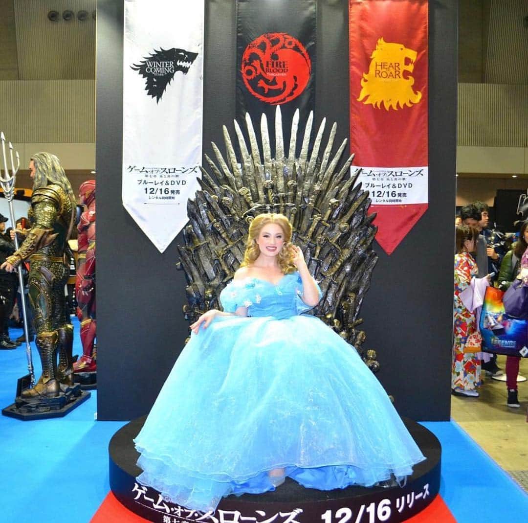Tokyo Comic Con Tokyo Comic Con Official Account!のインスタグラム：「#ゲームオブスローンズ のブースはファンにはたまらないこんな写真スポットが😍 . (📸 @monicadanae )」
