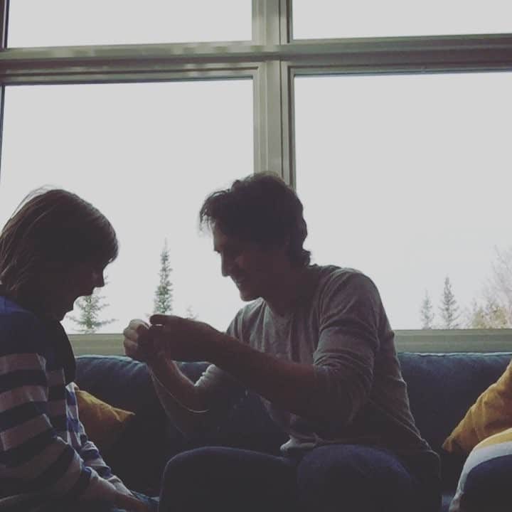 シャルリ・ビロドーのインスタグラム：「Arracher des dents Version 2017 #fidgetspinner #lilbro」
