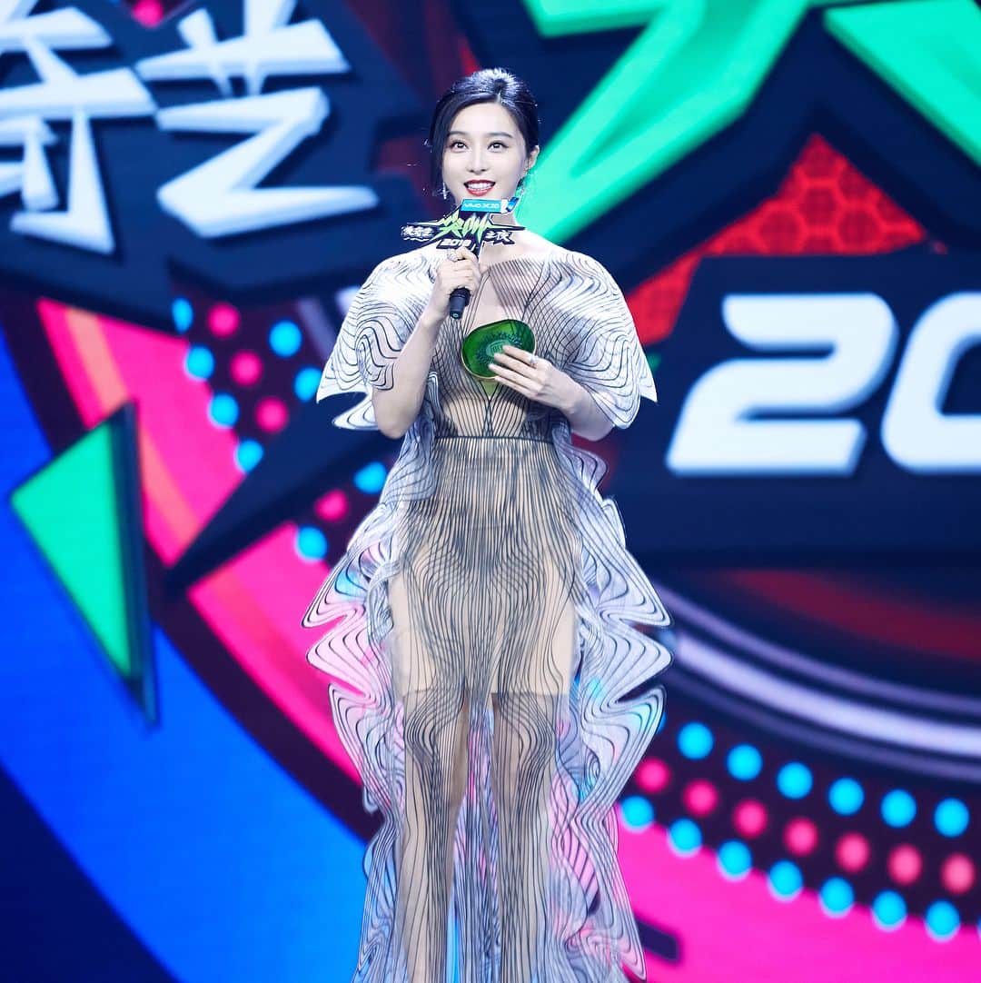 ファン・ビンビンさんのインスタグラム写真 - (ファン・ビンビンInstagram)「Thanks Iqiyi for presenting me the Annual Filmmaker Award. Making good movies is my all time goal. #iqiyiallstarcarnival Wardrobe: @irisvanherpen Jewelry: @debeersofficial Styled by @minruir」12月3日 18時11分 - bingbing_fan