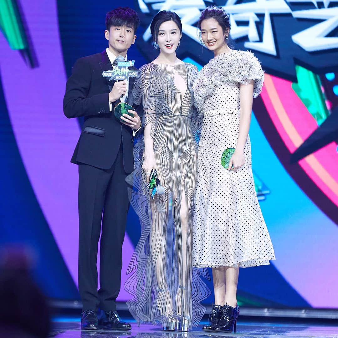 ファン・ビンビンさんのインスタグラム写真 - (ファン・ビンビンInstagram)「Thanks Iqiyi for presenting me the Annual Filmmaker Award. Making good movies is my all time goal. #iqiyiallstarcarnival Wardrobe: @irisvanherpen Jewelry: @debeersofficial Styled by @minruir」12月3日 18時11分 - bingbing_fan