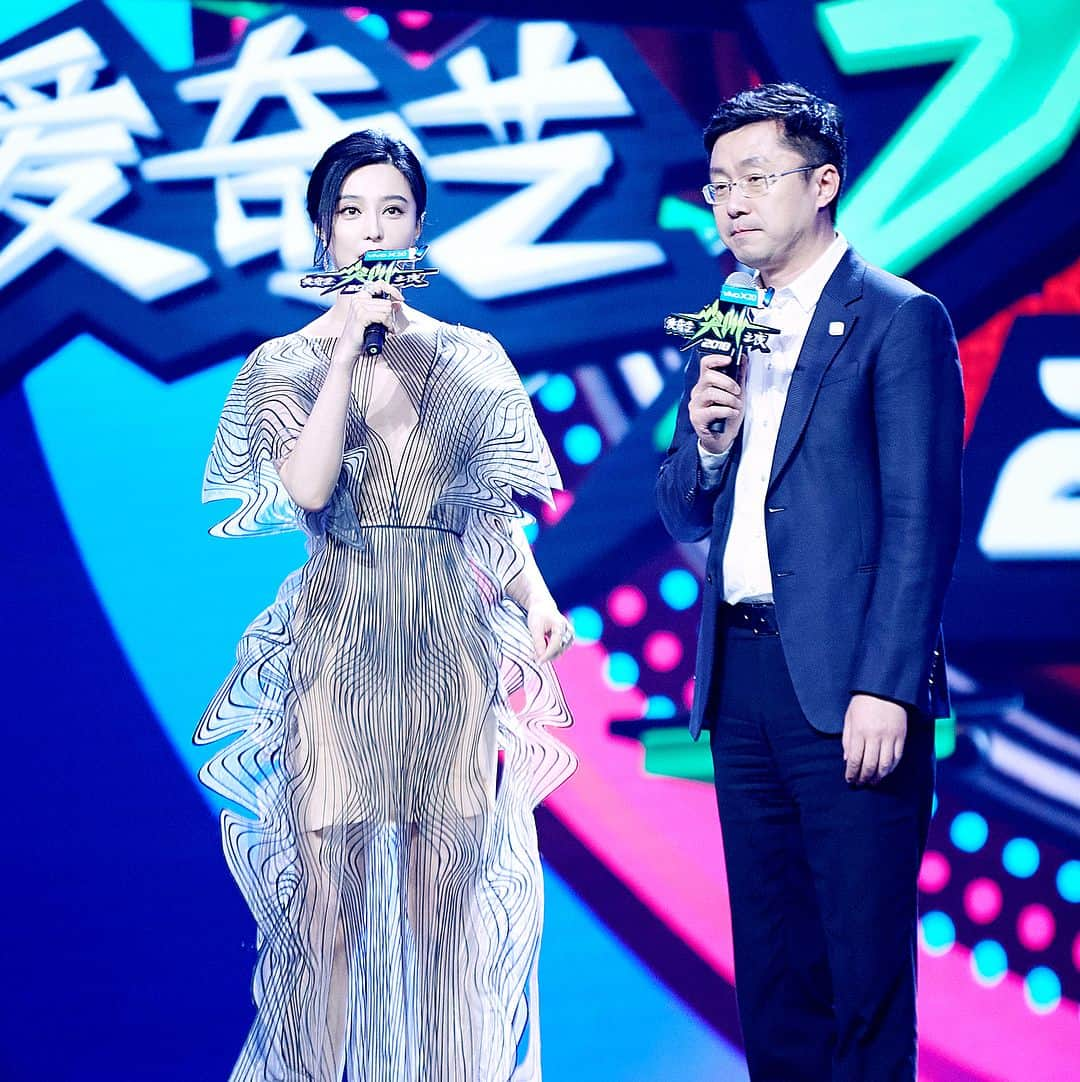 ファン・ビンビンさんのインスタグラム写真 - (ファン・ビンビンInstagram)「Thanks Iqiyi for presenting me the Annual Filmmaker Award. Making good movies is my all time goal. #iqiyiallstarcarnival Wardrobe: @irisvanherpen Jewelry: @debeersofficial Styled by @minruir」12月3日 18時11分 - bingbing_fan