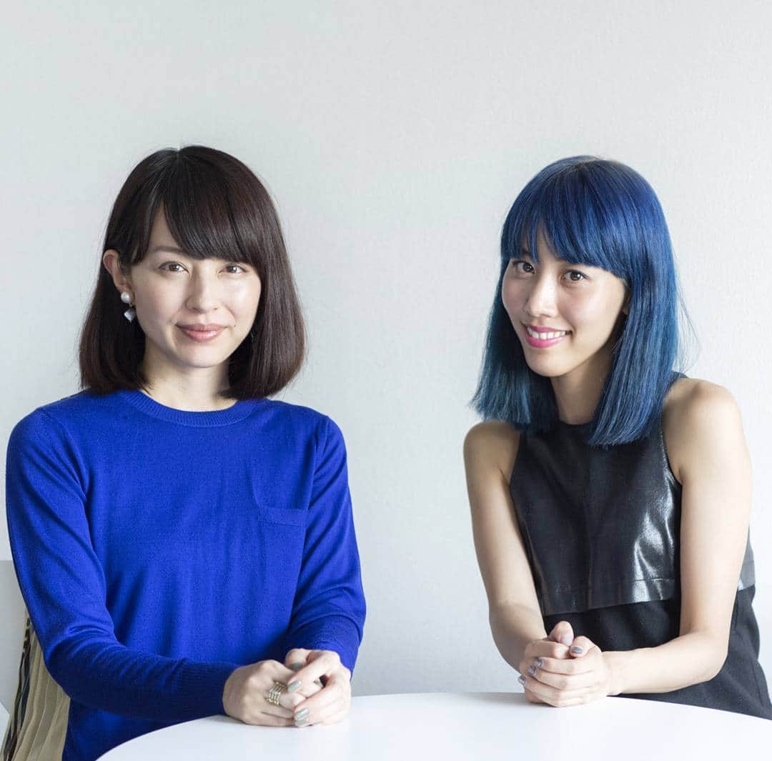 草野絵美のインスタグラム：「12月01日発売号のBRUTUSで平井理央さんの連載で対談しております。17日発売号と二号続けてでますのでお楽しみに💙 I'll be talking with Japanese  tv show anchor Rio Hirai on @Brutusmag December 1st issue.  #青髪とりおさんのセーターがマッチ💙　#夏服な私　#平井理央 #satelliteyoung #BRUTUS」