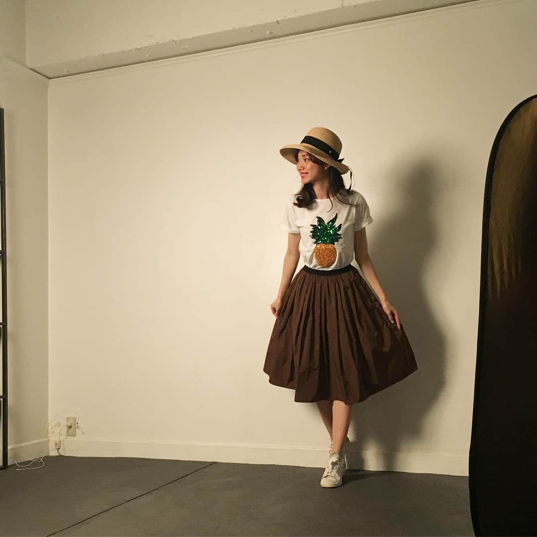 海野ナルさんのインスタグラム写真 - (海野ナルInstagram)「先日、神戸コレクションで着させて頂いている、#TRECODE の撮影に行ってきたよ👗✨ もう春夏の撮影です🌸 神戸の街にぴったりなスカートを たくさん着せて頂きました❤︎ そして神戸の女子大生の子達とも一緒に撮ったり👭  #山の手スカート は、オールシーズン着れて全20色以上のカラーがあるんだって❤︎ . 帰りはお土産に、スカートと靴を頂きました❤︎長さもいい感じ😉 これから着るの楽しみだな〜💜 . HPや百貨店、カタログなどて見つけてみて下さいっ*\(^o^)/* ありがとうございました💛 #トレコード #kobestyle  #神戸 #kobe」12月3日 20時15分 - naru_kaino