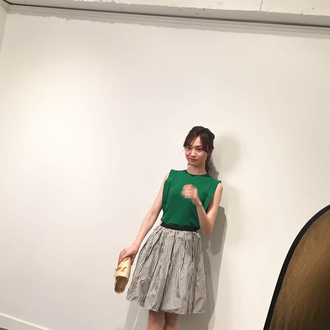 海野ナルのインスタグラム：「先日、神戸コレクションで着させて頂いている、#TRECODE の撮影に行ってきたよ👗✨ もう春夏の撮影です🌸 神戸の街にぴったりなスカートを たくさん着せて頂きました❤︎ そして神戸の女子大生の子達とも一緒に撮ったり👭  #山の手スカート は、オールシーズン着れて全20色以上のカラーがあるんだって❤︎ . 帰りはお土産に、スカートと靴を頂きました❤︎長さもいい感じ😉 これから着るの楽しみだな〜💜 . HPや百貨店、カタログなどて見つけてみて下さいっ*\(^o^)/* ありがとうございました💛 #トレコード #kobestyle  #神戸 #kobe」