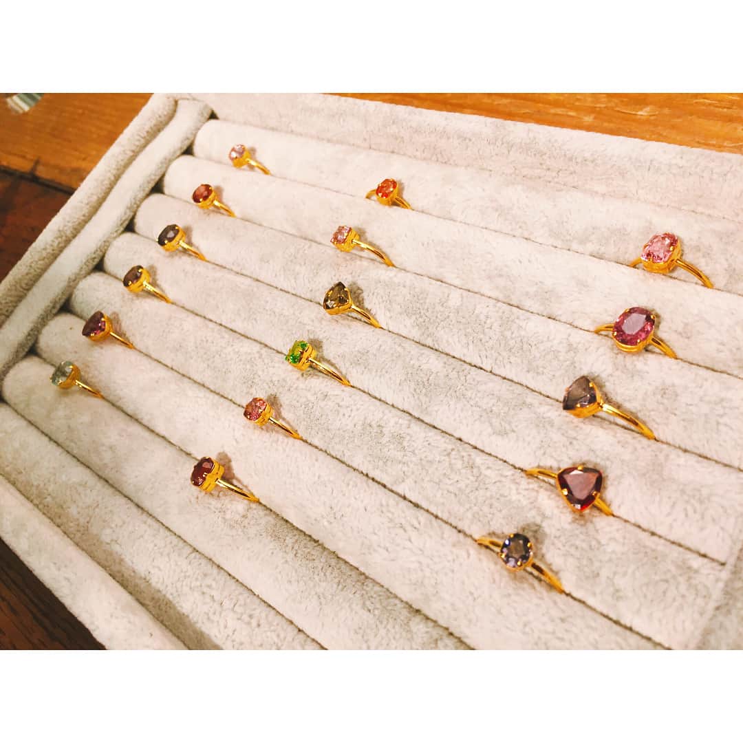 宮田聡子さんのインスタグラム写真 - (宮田聡子Instagram)「高校からの親友がジュエリーブランドを始めたと聞いて、展示会に行ってきたよ‼︎ ひとつひとつ、石を買い付けて作ったジュエリー。 すごく可愛くてわくわくしたよ！ みなさん是非インスタもみてみてくださいね💍♥︎ @moclayofficial」12月3日 20時16分 - miyatasatoko