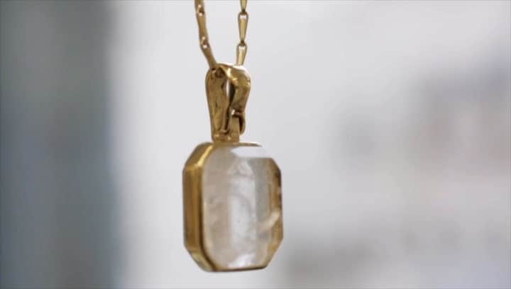 グーセンス パリのインスタグラム：「#tictac Christmas is getting closer. We have a lot of gift ideas for you to offer to a friend, family member ... or to yourself!  #📷 by @annecombaz  #goossens #necklace #stone #rockcrystal #gold #paris #gift #christmas #ideas #you #friend」