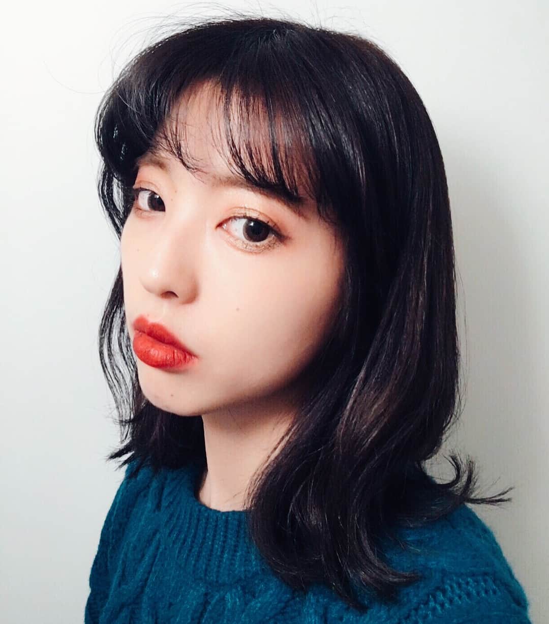 小玉ゆういのインスタグラム：「黒か金という選択肢しかなかったので黒くしました!!! 金髪よ、2年間ありがとう!!!」