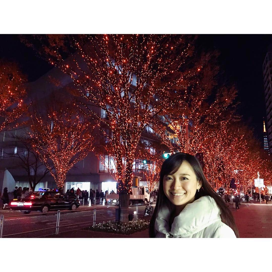 のインスタグラム：「*＊ 街がきらめく大好きな季節です☆ #昨日 #お散歩 した #けやき坂 #イルミネーション #タイミング によって #あたたかみ のある  #琥珀色 & #キャンドル色 に♪ #珍しいカラー の #東京タワー も、チラリ☆」