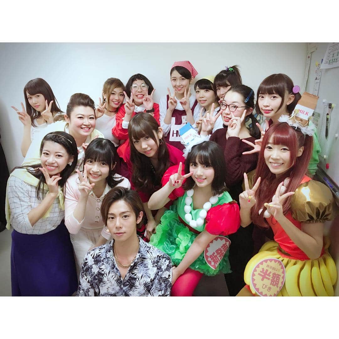 のインスタグラム：「2017.12.04 ' ' ハーレム五十嵐の写真載せるの忘れてた！ 皆様に協力してもらい撮って頂きました^ ^ 店長特権！笑 うちの店員と客と妖精です！ まんざらでもない顔してますな。笑 また、コメディやりたいなー。 ' ' #五十嵐麻朝 #ポンコツ #ハーレム五十嵐 #ハッピーマーケット #職権乱用 #コメディ」