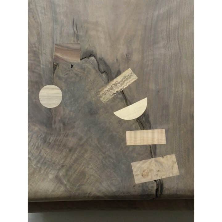Ariele Alaskoのインスタグラム：「oiling a large walnut serving board with six inlay patches of curly oak, claro walnut and four types of maple ⚫︎◾︎▯◗▮▬」