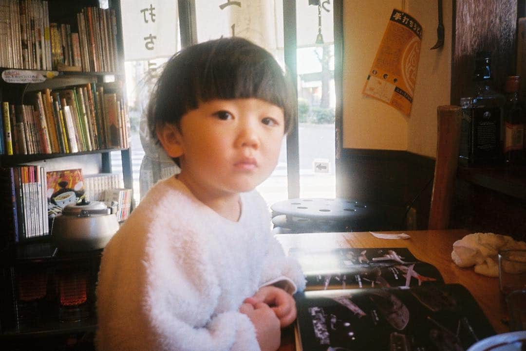 花盛友里のインスタグラム：「かわいいがすぎる。 . 昨日は早朝からずっと撮影で、坊やはとーちゃんと遊び疲れてそのまま夜早くに寝ちゃったし、 今日もわたしは坊やが起きる前に行かねばだからマルマル一日半くらいおしゃべりしてなーい！ 我が子のおしゃべりっぷりに疲れる時もあるけどこんなに長く話してないと寂しいぜ。。 . 今週もがんばるぞーい！ . #monday #son #love」