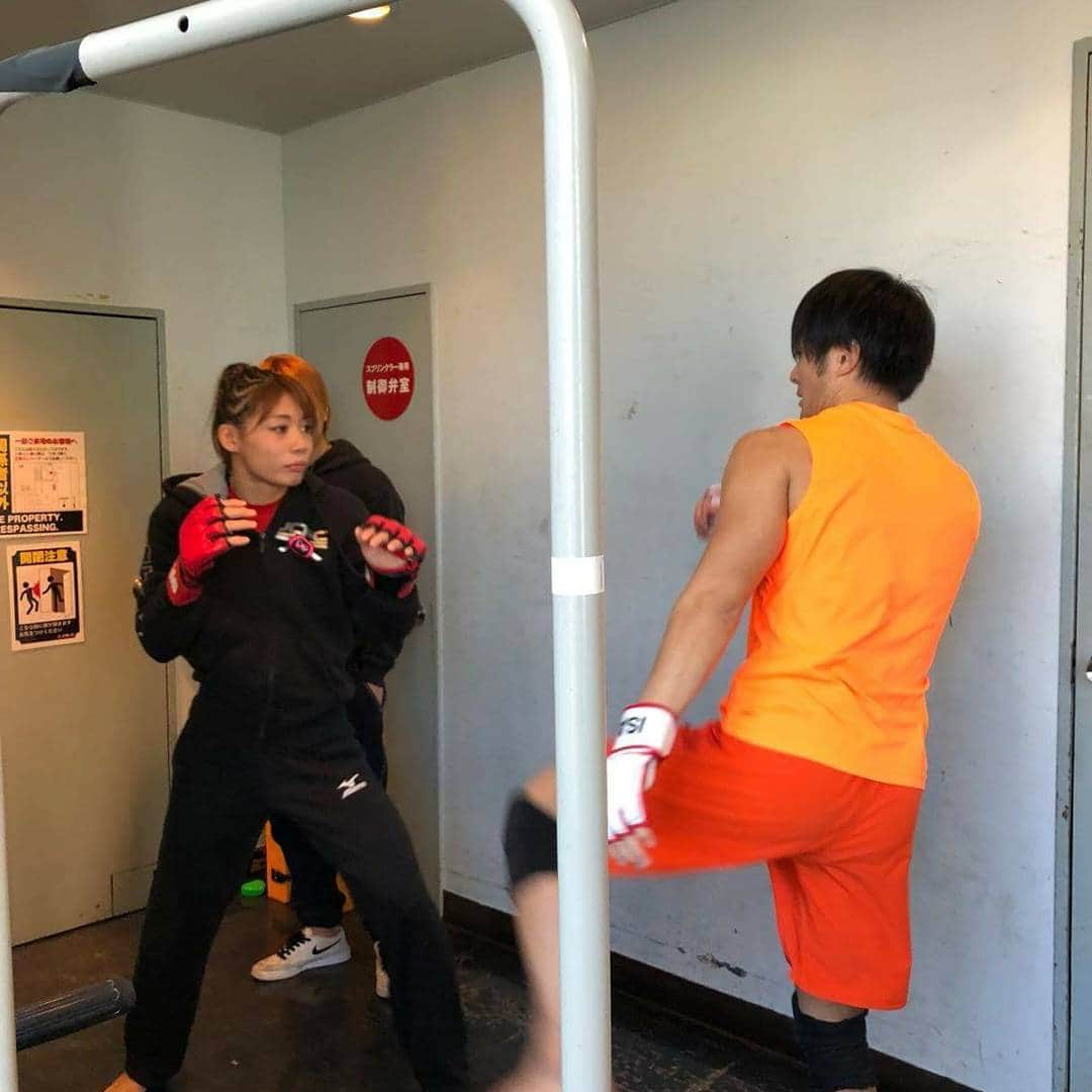 渡辺華奈さんのインスタグラム写真 - (渡辺華奈Instagram)「デビュー戦、勝つことができました！ 支えてくれた皆様のお陰です。 反省点は多いですが、次に活かしてまた頑張りたいと思います！！！ 対戦していただいたひかり選手、応援してくださった皆様、 サポートしてくれた渋谷さん、吉岡さん、 何より二人三脚でやってきた上田さん！ ありがとうございました😆 ひかり選手強く、素晴らしい選手でした。 私はキャリアは浅いですが、 格闘技の為に会社も辞め、 生活すべてを格闘技に注いでます！！ 中途半端にやってるつもりはないです！ 技術的にはまだまだですが、 本物になれるように頑張ります🏋️ 年齢は一つの目安にしか過ぎない。 これからの人生で今が一番若いし、 人生に後悔だけはしなくない。 沢山の方が応援に来てくれて、 信じられないくらい多くの声援に 力をもらいました！ ここからがスタートです！ これからも応援よろしくお願いします🙇  #DEEPJEWELS #FIGHTERSFLOW #総合格闘技 #女子格闘技 #mma #柔道 #judo #新宿FACE #デビュー戦 #始まり #ポジティブモンスター #筋肉女子 #トレーニング #チェーンジェイル」12月4日 7時25分 - kana_0821