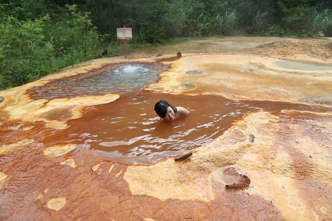 のインスタグラム：「秋田県鹿角市にある 八九郎温泉「奥奥八九郎温泉」 野天湯です ・ 何度か投稿していますが 今年の夏に訪問 注意書もありますが 自己責任です ・ 雨が多かった今夏の影響で 途中の砂利道が崩れ落ちていて 車体が飲み込まれないか びくびくしました ・ 見た通りに お湯は泥の影響で茶色くて 白いタオルは茶色く色づきます ・ 湯温はとっても熱めで しずかの後ろの湯船から ブクブクお湯が沸き上がってます ・ 夏場はアブも多くて大変 ただ、とっても開放的で 自然しかなくて なんとも不思議な体験ができた 奥奥八九郎温泉でした🎵 ・ #onsen #japanesegirl #溫泉 #hotsprings #sexy #セクシー #混浴温泉巡り #混浴 #ฮอตสปริงส์ #온천 #撮影 #温泉 #加工なし #温泉モデル #旅館 #露天風呂 #日本 #笑顔 #ポートレート #写真好きな人と繋がりたい #japanese #japan #smile #japanbeautiful #trip #入浴シーン #裸 #温泉好きとつながりたい #大自然 #モデル」