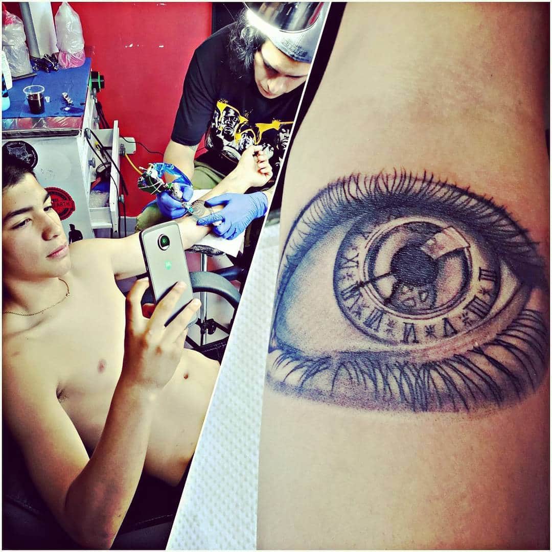 アンヘロ・カロ・ヌエバスのインスタグラム：「Distrayendome con mi @motorolape  Gracias @fraindhers_ink por el tatuaje 🤘 #motoz2play #motoJBL」